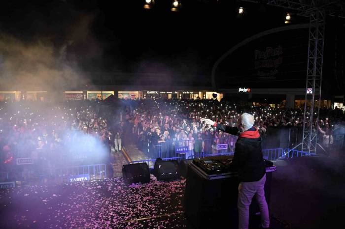 Dj Suat Ateşdağlı Ve Sanatçı Ekin Uzunlar Gül Festivalinde Ispartalılarla Buluştu