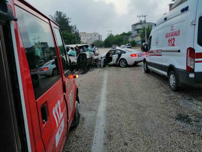 İşçileri Taşıyan Minibüs İle Otomobil Çarpıştı: 1 Ölü 10 Yaralı