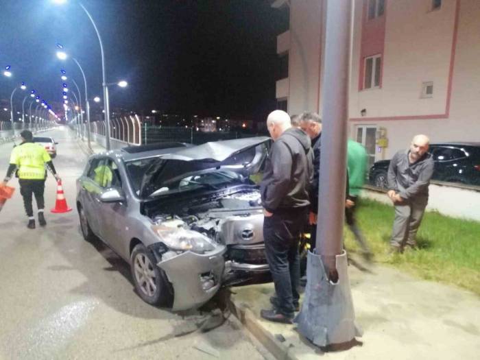 Otomobil Aydınlatma Direğine Çarptı: 1 Yaralı