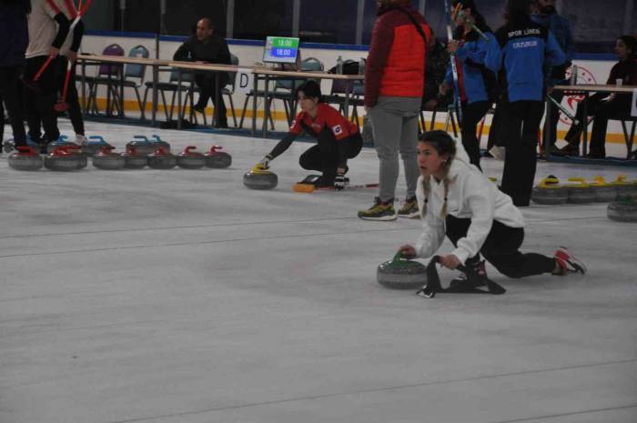 Kars’ta Curling Türkiye Şampiyonası Heyecanı Sürüyor