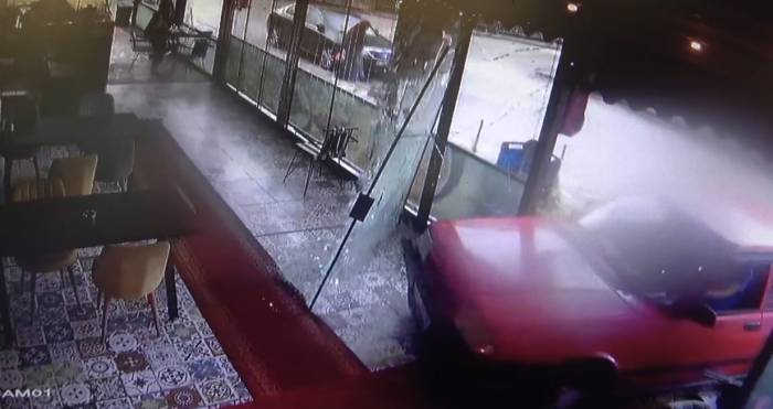 Kontrolden Çıkan Otomobil Balık Lokantasına Girdi: O Anlar Kamerada