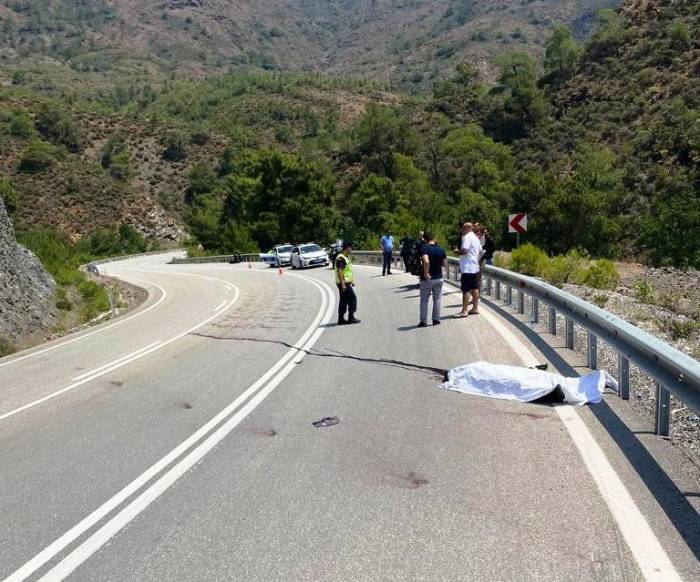 Motosiklet Bariyerlere Çarptı: 1 Ölü