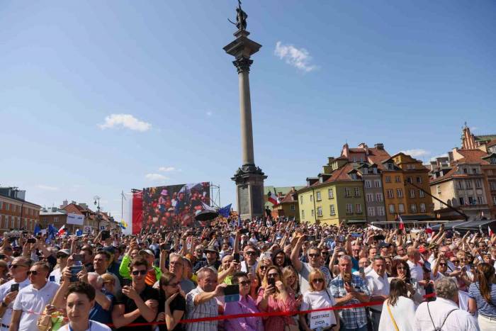 Polonya’da Binlerce Kişiden Hükümet Karşıtı Protesto