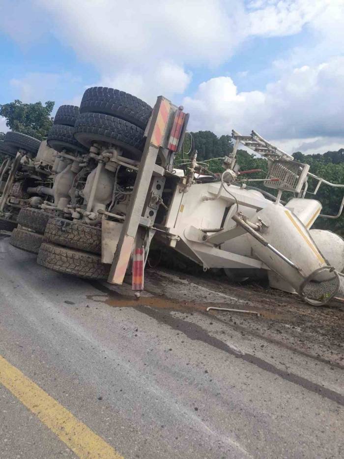 Kontrolden Çıkan Beton Mikseri Devrildi: 1 Yaralı