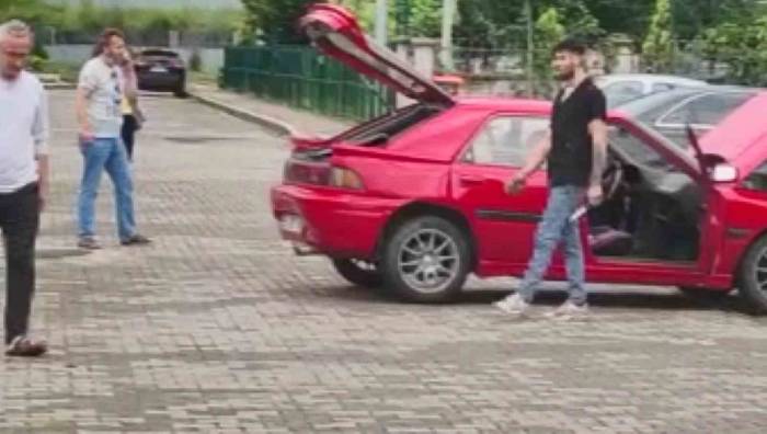 Bıçaklı Şahıs Önce Yanındaki Kadına Sonra Kendine Zarar Verdi