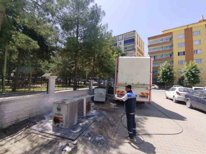 Siirt’te Çöp Konteynerleri Dezenfekte Ediliyor