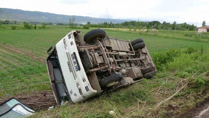 Tarlaya Uçan Midibüste Bulunan 14 Kişi Ölümden Döndü