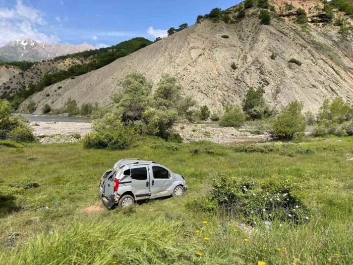 Tunceli’de Hafif Ticari Araç Şarampole Devrildi: 6 Yaralı