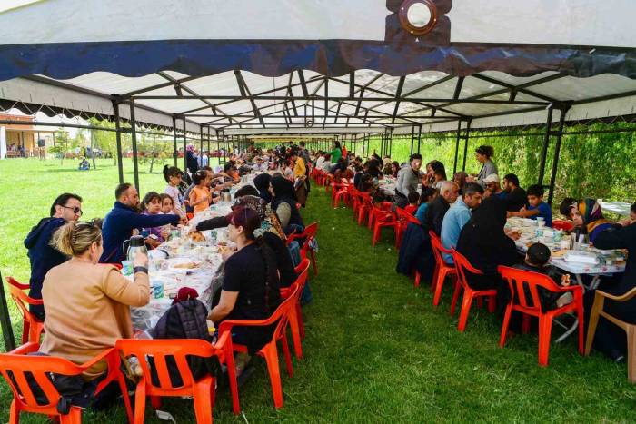 Vanlılar Dünya Kahvaltı Günü’nde Bir Araya Geldi