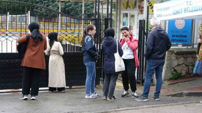 Lgs Adayları İçerde Aileleri Dışarıda Ter Döküyor