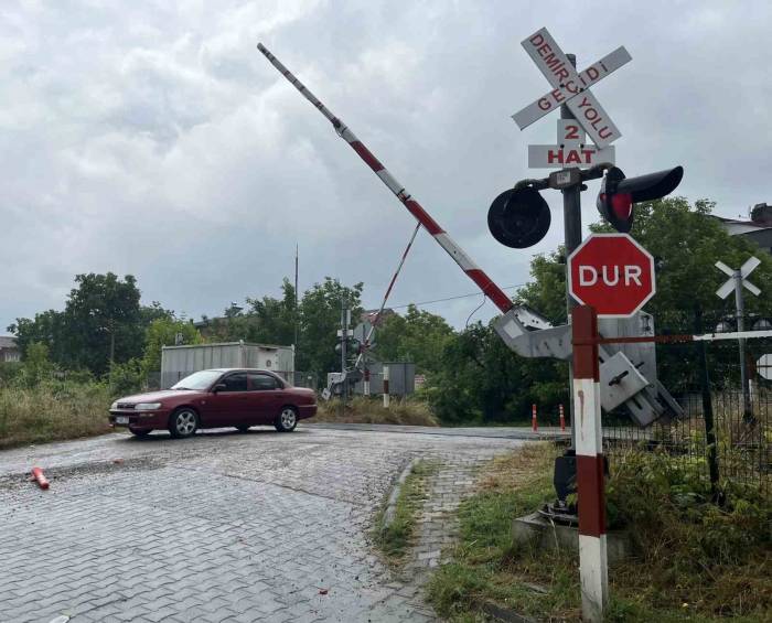 Hemzemin Geçitte Kapanmayan Bariyer Tehlike Saçıyor
