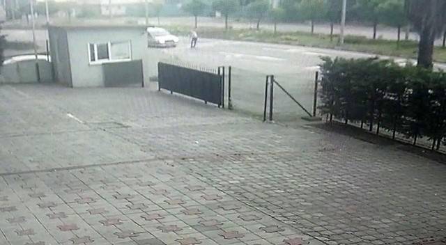 Otomobilin Çarptığı Yaya Ezilmekten Son Anda Kurtuldu