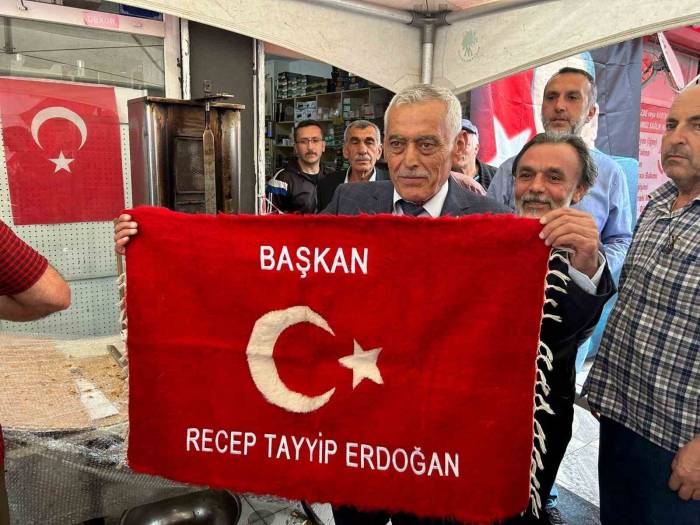 Cumhurbaşkanı Erdoğan’ın Seçimi Kazanması Sebebiyle ‘şükür Döneri’ Dağıttı