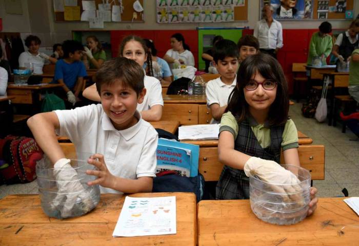 Atık Kağıtlarla Tohum Bombası Yaptılar