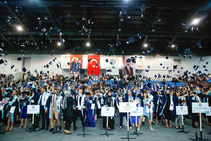 Bayburt Üniversitesinde Mezuniyet Coşkusu