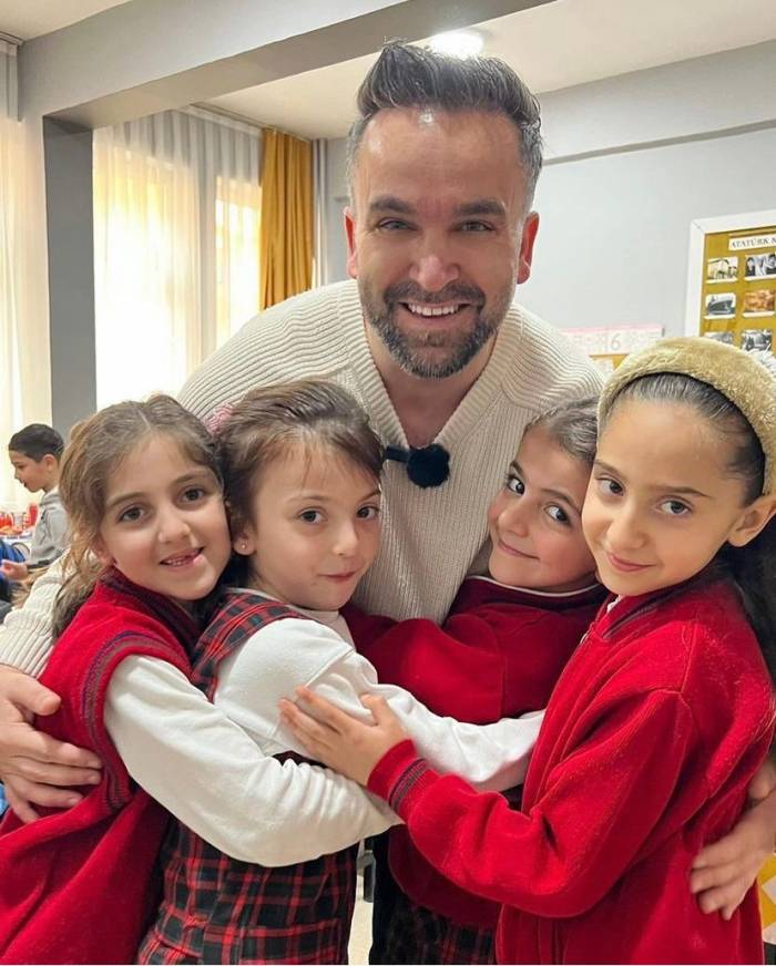 Birinci Sınıf Öğrencilerine Kitap, Kitaplık Ve Oyuncak Sürprizi