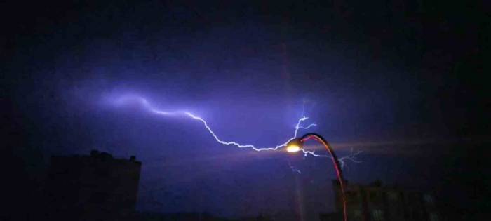 Bitlis’te Şimşekler Geceyi Gündüze Çevirdi