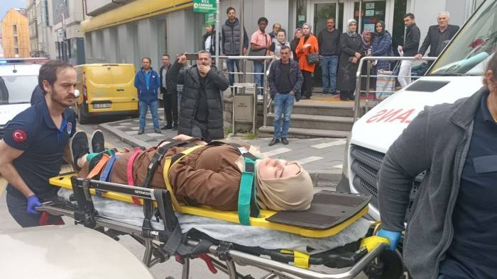 Yaya Geçidinden Geçen Genç Kıza Otomobil Çarptı