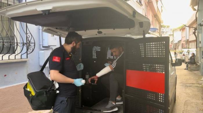 Cezaevinden Çıktı, Üvey Babası Ve Annesini Bıçaklayıp Tutuklandı