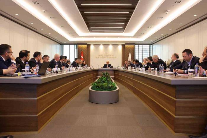 Bakan Özhaseki, Bakanlık Bürokratlarıyla İlk Toplantısını Gerçekleştirdi