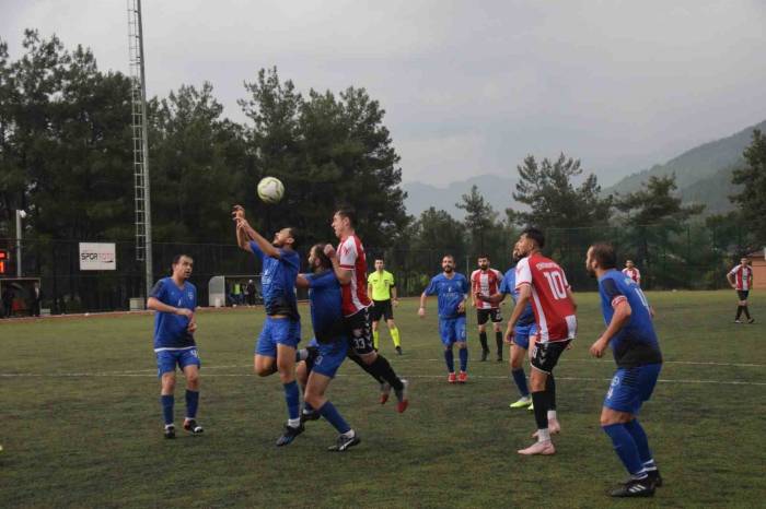 Şampiyon Mavi Siyahlar Fk Kupasını Aldı