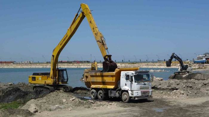 Van Gölü’nden 2 Milyon 700 Bin Metreküp Çamur Çıkartılacak