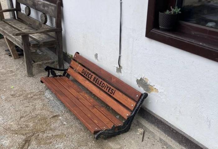 Yeni Yapılan Parkın Bankları Bu Hale Getirdiler