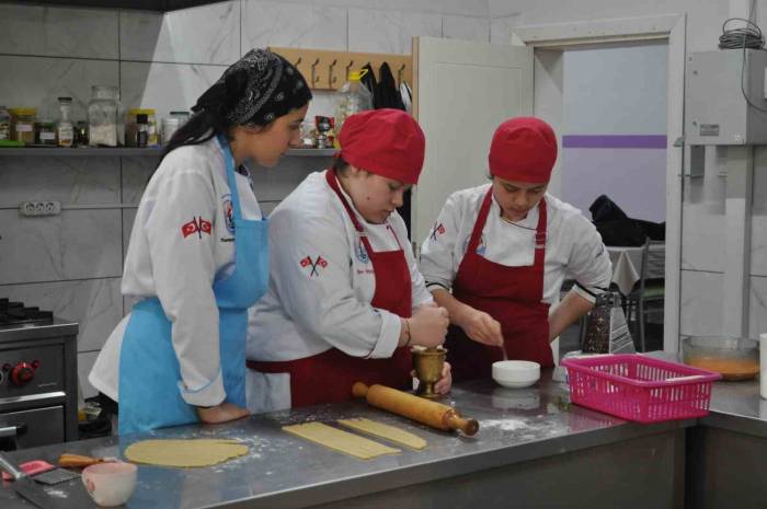Öğrencilerin Yaptığı Yemekler Diğer Okullardaki Kardeşlerine Gidiyor