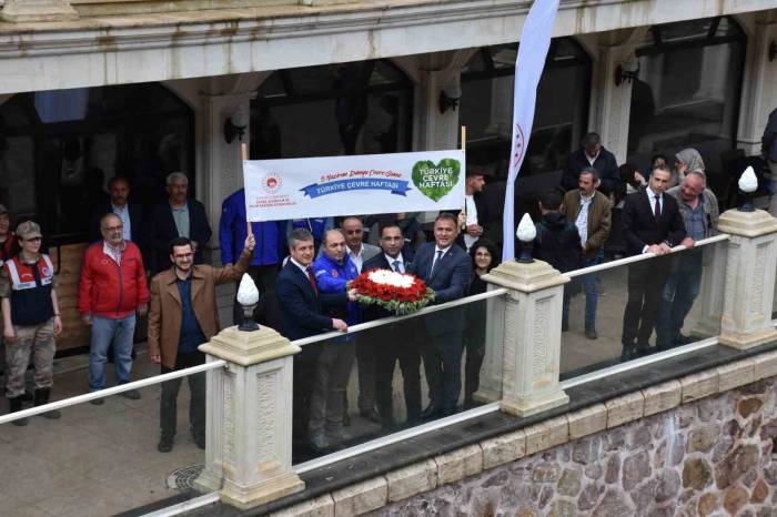 Çevre Haftası’nda Depremden Etkilenen Vatandaşlar Anısına Harşit Çayı’na Çelenk Bırakıldı