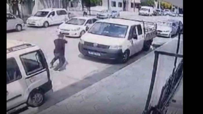 İzmir’de Sokak Ortasında Silahlı Pusu