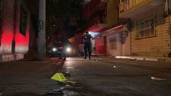 İzmir’de Husumetliler Arasında Silahlı Kavga: 2 Ağır Yaralı