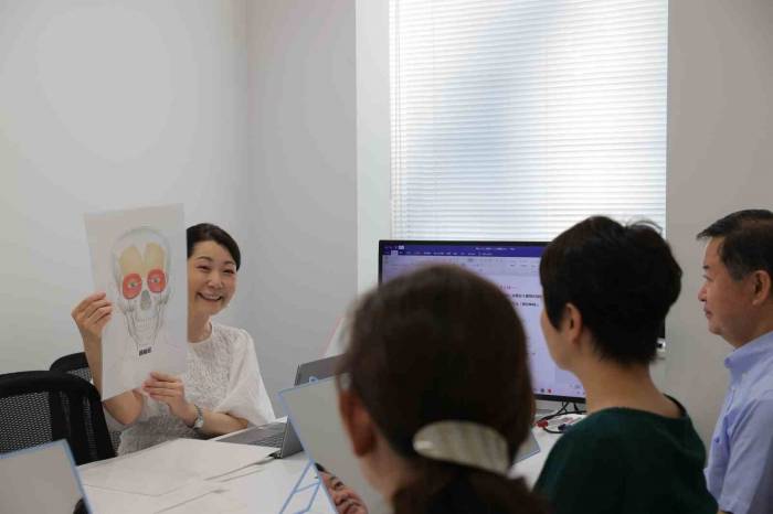 Japonya’da Gülümsemeyi Unutanlar Eğitim Alıyor