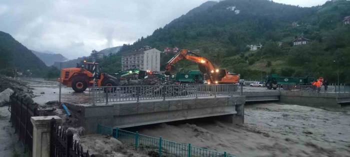 Sel Tehlikesi Yaşayan İlçede Okullar Tatil Edildi