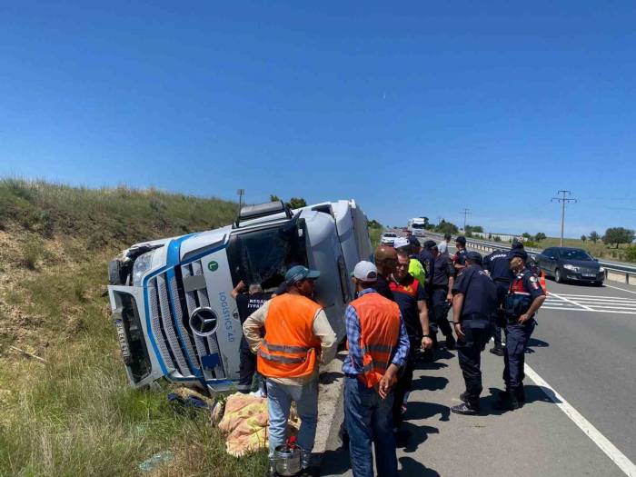 Keşan’da Yan Yatan Tırın Sürücüsü Hayatını Kaybetti