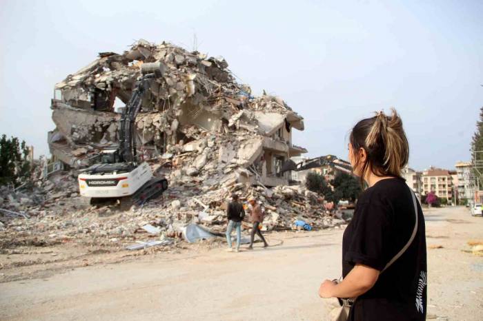 Hatay’da Emek Emek Düzenlediği Eve Son Bakış