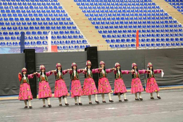 Van’da Kulüplerarası Halkoyunları Yarışması Sona Erdi