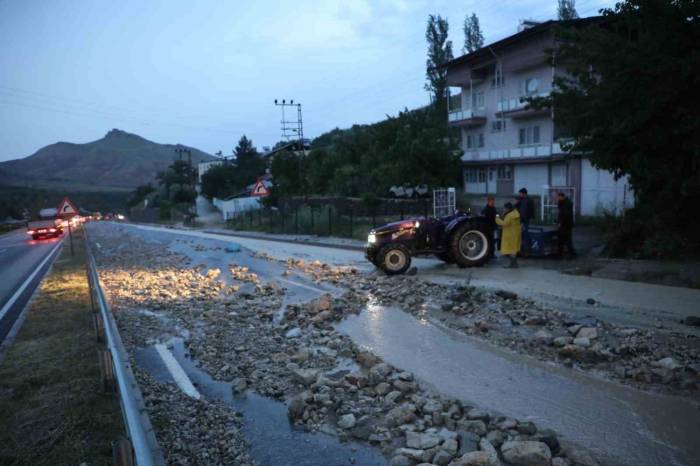 Sel Nedeniyle Malatya-kayseri Karayolunda Ulaşım Kontrollü Sağlanıyor