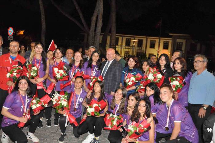 Menteşe Spor Lisesi Kız Hokey Takımı Türkiye Şampiyonu Oldu