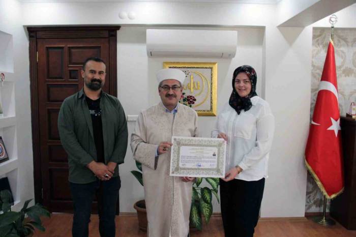 İrlandalı Stephanie İslam’ı Seçerek Elif İsmini Aldı