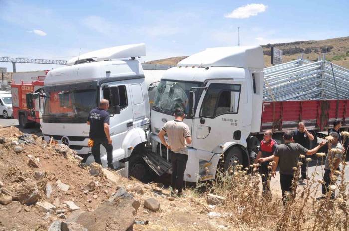 Cizre’de Tırlar Çarpıştı: 2 Yaralı