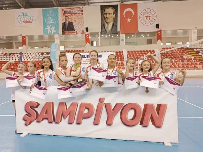 Söke Behiye Hanım Ortaokulu Voleybol Takımı Türkiye Şampiyonu Oldu