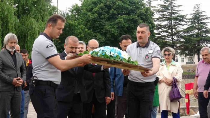 Depremde Hayatını Kaybedenler İçin Yeşilırmak’a Saygı Çelengi Bırakıldı