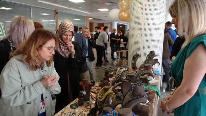 Tuzla’da Ruh Sağlığı Merkezinde Tedavi Gören Danışanların Ele Emeği Ürünleri Görücüye Çıktı