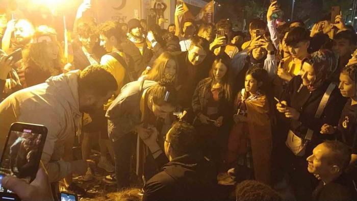 Şampiyonluk Kutlamasında Sürpriz Evlilik Teklifi