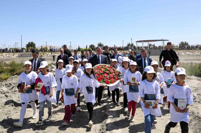 Depremde Hayatını Kaybedenler Anısına Van Gölü’ne Çelenk Bırakıldı