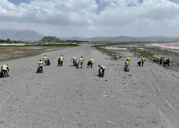 Van Gölü Sahilinde Çevre Temizliği