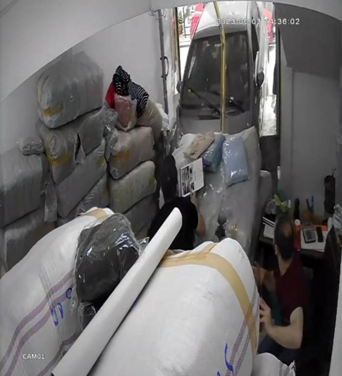 Zeytinburnu’nda Faciadan Dönülen Kaza Kamerada: Fren Yerine Gaza Basan Sürücü Depoya Girdi