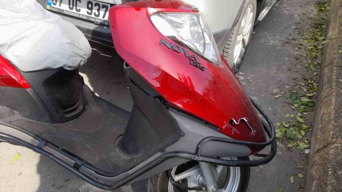 Aracından İnmek İçin Kapıyı Açtı, Arkadan Gelen Motosikletli Kaza Yaptı