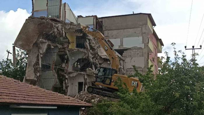 Baş Kısmına Moloz Parçası Fırlayan Operatör Ağır Yaralandı