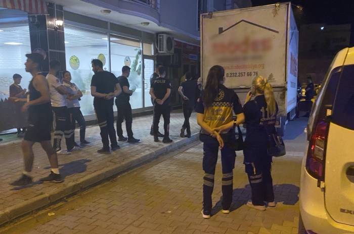 Elinde Bıçakla Koşuşturan Alkollü Kadın Ekipleri Harekete Geçirdi